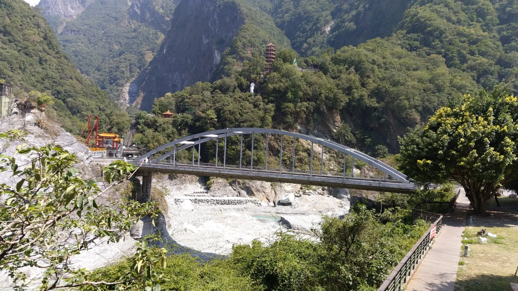 稚暉橋跨越溪流，遠處可見山谷